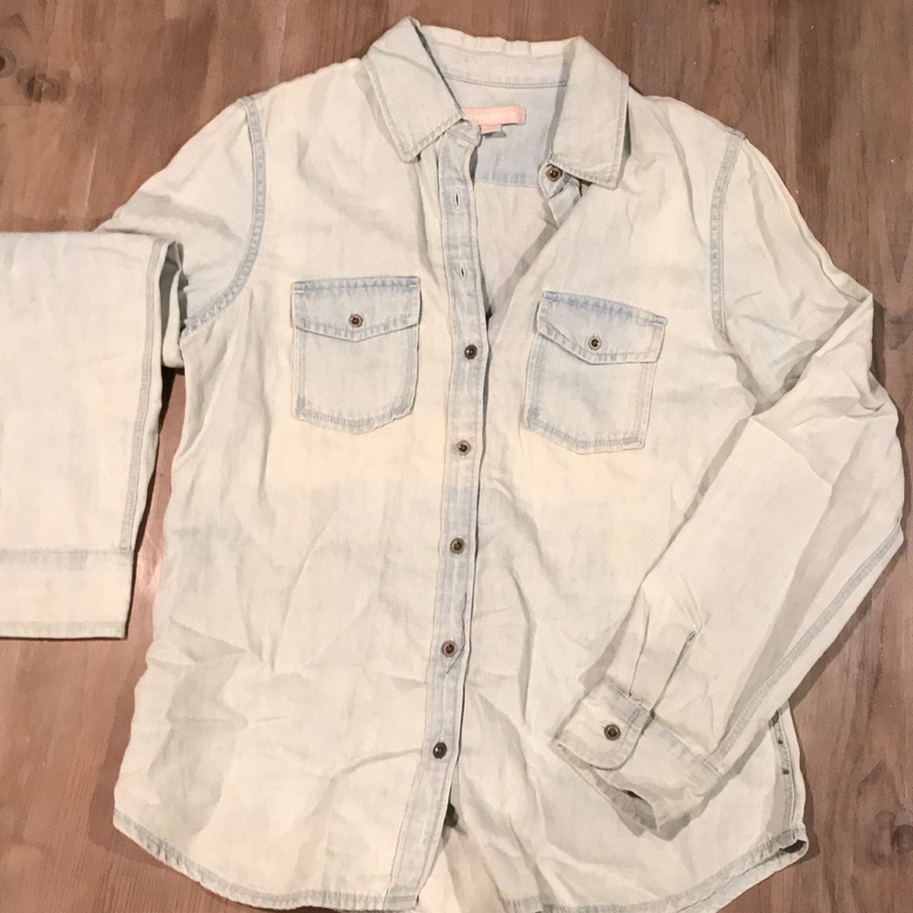 Banana republic size M light wash chambray shirt